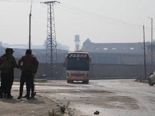 Şeyh Maksut'da 100’den fazla YPG/SDG'li terörist, Suriye güçlerine teslim oldu.