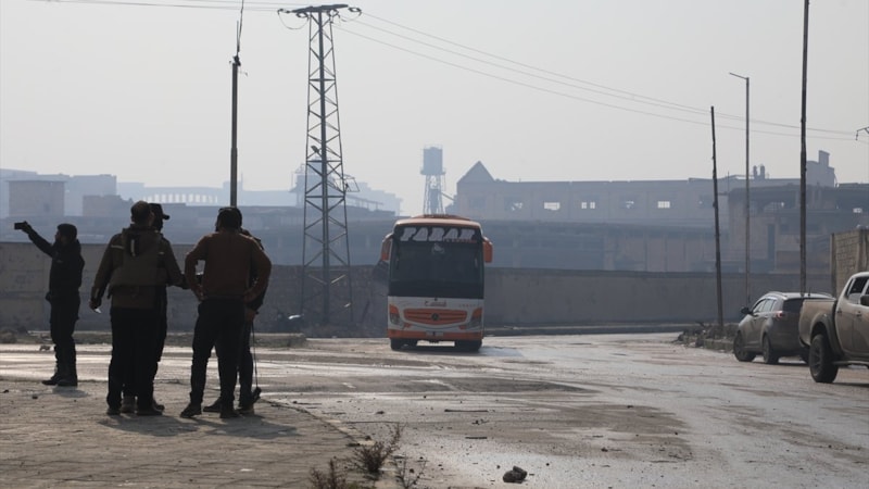 Şeyh Maksut'da 100’den fazla YPG/SDG'li terörist, Suriye güçlerine teslim oldu.