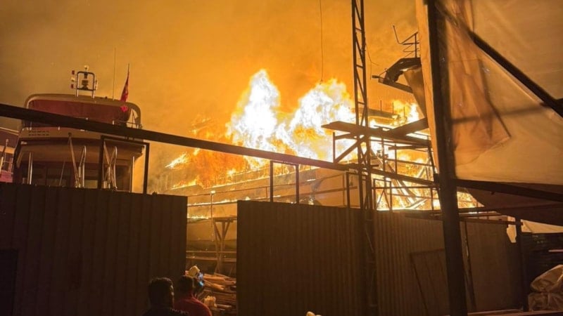 Muğla'da yapımı süren 20 metrelik gulet teknede yangın