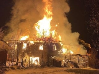 Karabük'te iki katlı ahşap ev küle döndü