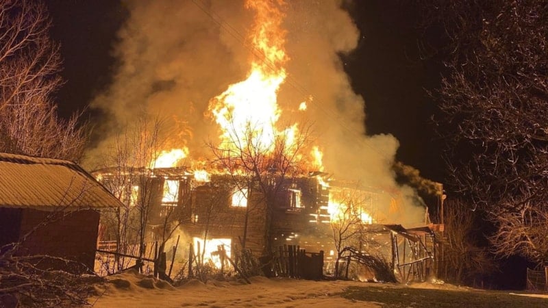 Karabük'te iki katlı ahşap ev küle döndü