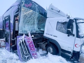 Kars'ta yolcu otobüsünün kamyona çarptığı kazada 9 kişi yaralandı