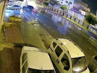 Adana'da bir otomobil park halindeki 4 farklı araca çarptı