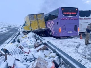 Kars'ta yolcu otobüsü kamyona çarptı: 9 yaralı