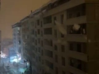 Hakkari'de tonlarca kar kütlesi elektrik direğini devirdi