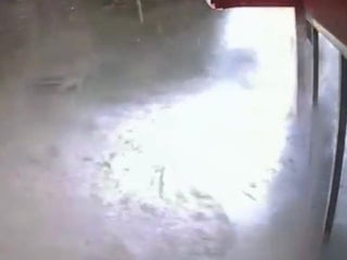 Muş'ta 6 katlı binanın çatısından kar kütlesi düştü: 1 yaralı