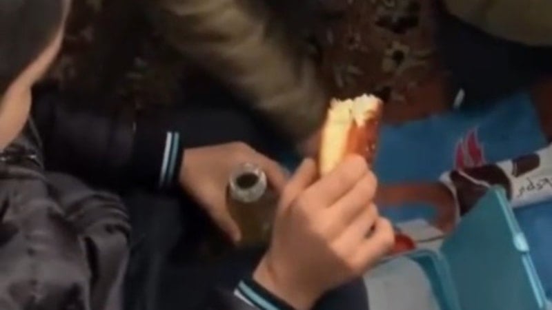 Erzincan'da servis kara saplandı: Acıkan minik öğrenciler beslenme saati yaptı