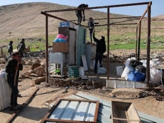 İsrailli kanunsuz yerleşimciler, Filistinlilerin 200 koyun ve bir aracını çaldı