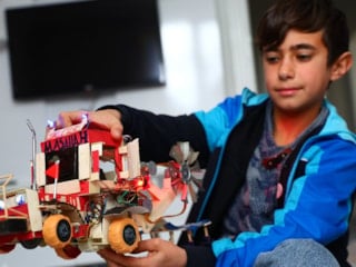 Elazığ'da 12 yaşındaki Selçuk atık melzemelerle traktör üretti