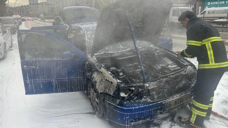 Uşak'ta seyir halindeki otomobilden alevler yükseldi