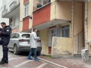 İstanbul'da 4 katlı binanın giriş katında patlama