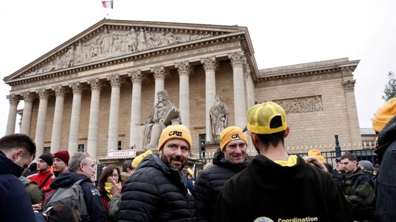 Fransa'da hükümetin düşmesi ihtimaline karşı erken seçim hazırlığı