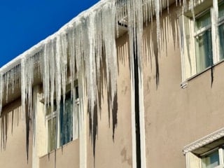 Ağrı'da bina çatılarındaki dev buz sarkıtları tehlike saçıyor