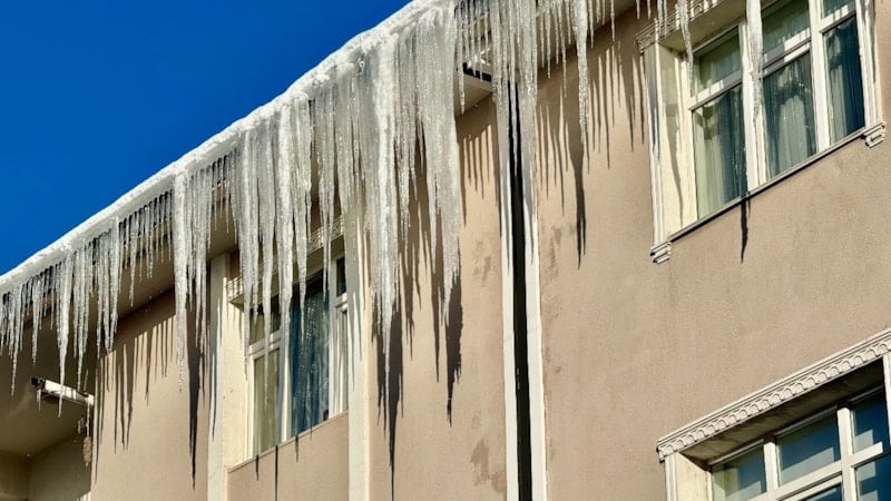 Ağrı'da bina çatılarındaki dev buz sarkıtları tehlike saçıyor