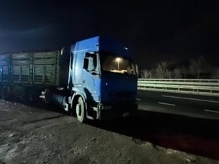 Bilecik'te seyir halinde talaş yüklü tır dorsesi alev aldı