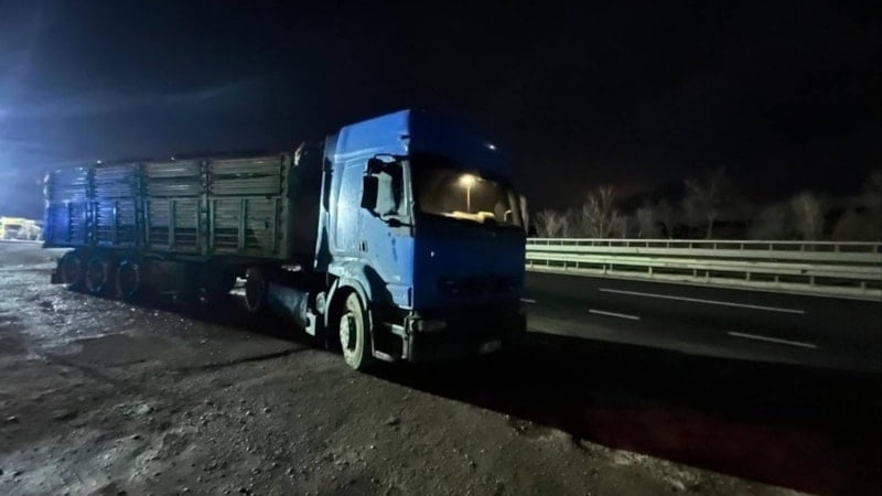 Bilecik'te seyir halinde talaş yüklü tır dorsesi alev aldı