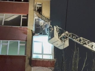 İstanbul'da 6 katlı binanın 2 balkonunda çökme yaşandı