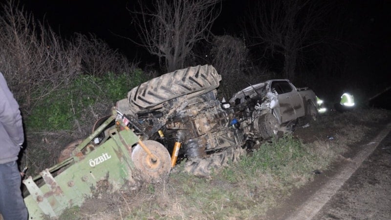 İzmir'de traktör ile pikab çarpıştı: Sürücüler yaralandı