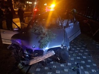 Bursa'da kontrolden çıkan otomobil ağaca çarptı: 2 ağır yaralı