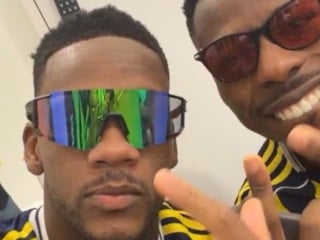 Jhon Duran ve Anthony Musaba'nın şampiyonluk dansı