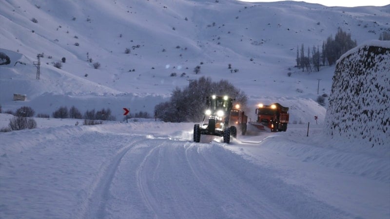 Ağrı’da 'kar kaplanları'ndan 7/24 ulaşım mesaisi