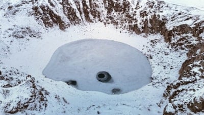 Renk değiştiren Kızılçan Gölü buz tuttu