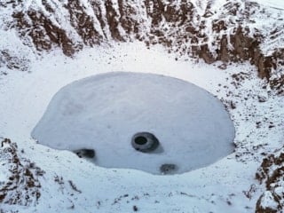 Renk değiştiren Kızılçan Gölü buz tuttu