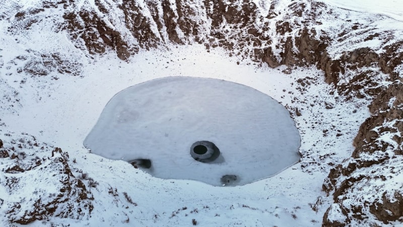 Renk değiştiren Kızılçan Gölü buz tuttu