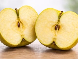 Bunu duyan arabasında elma taşıyor: Tam bir mucize...