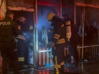Erzincan'da gece yarısı yangın paniği: Çantacı dükkanı küle döndü