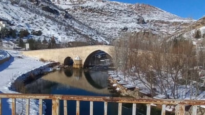 847 yıllık Haburman Köprüsü, kışın beyaz örtüsüyle büyülüyor