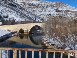 847 yıllık Haburman Köprüsü, kışın beyaz örtüsüyle büyülüyor