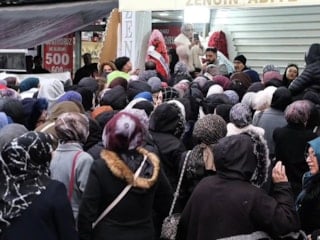 İstanbul'da mağaza açılışında indirim çılgınlığı