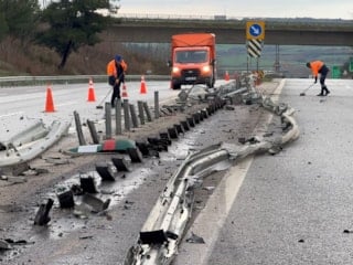 Edirne'de kontrolden çıkan tır, bariyerleri biçti