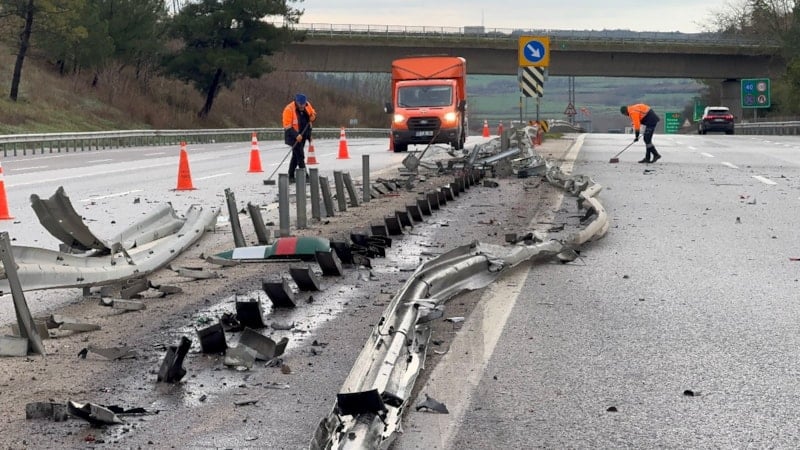 Edirne'de kontrolden çıkan tır, bariyerleri biçti