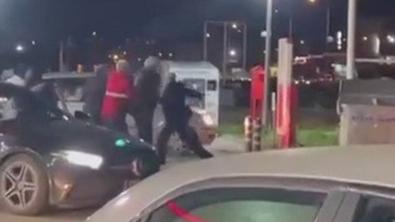 Bursa'da akaryakıt istasyonunda yumruklu kavga