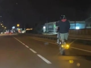 Sakarya’da tehlikeli şov: Motosikletli trafikte tek teker üzerinde ilerledi