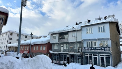 Şırnak'ta çatılarda biriken karlar temizleniyor
