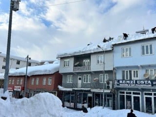 Şırnak'ta çatılarda biriken karlar temizleniyor