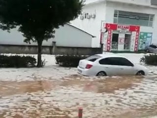 Antalya'da sağanak yağış nedeniyle yolları su bastı