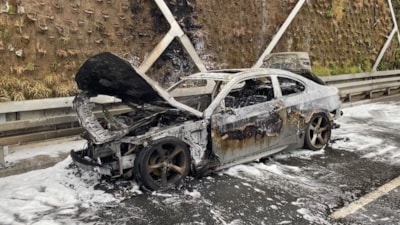 İstanbul'da otomobil yol ortasında alevlere teslim oldu