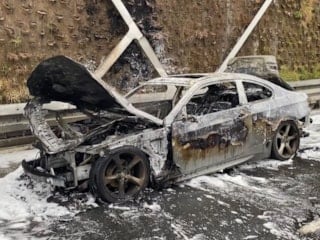 İstanbul'da otomobil yol ortasında alevlere teslim oldu