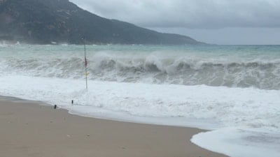 Muğla'da etkili olan sağanak yağış, Ölüdeniz'in rengini değiştirdi
