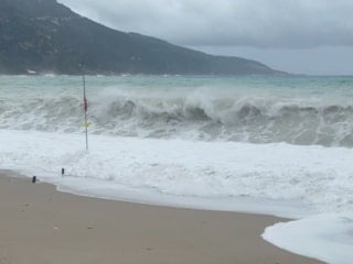 Muğla'da etkili olan sağanak yağış, Ölüdeniz'in rengini değiştirdi