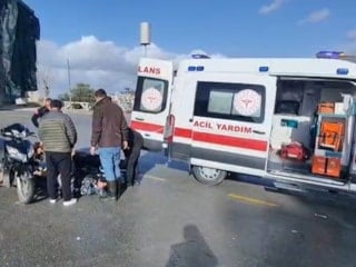 Aydın'da otomobil ile çarpışan motosiklet sürücüsünün bacağı kırıldı