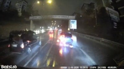 İstanbul'da trafikte tatıştığı servis şoförünün aracının camını yumrukladı