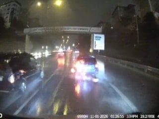 İstanbul'da trafikte tatıştığı servis şoförünün aracının camını yumrukladı