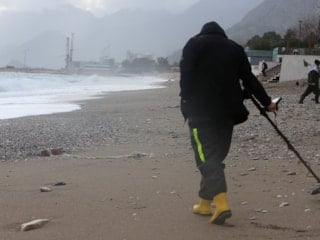 Antalya'da fırtınaya rağmen define avcıları, dedektörle arama yaptı