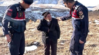 Konya'da jandarmanın bulduğu yaşlı adam "ayaklarım çamur" diyerek ekip aracına binmek istemedi