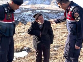 Konya'da jandarmanın bulduğu yaşlı adam "ayaklarım çamur" diyerek ekip aracına binmek istemedi